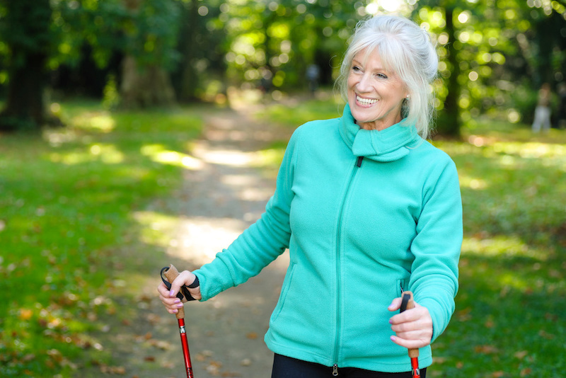 Aktive Seniorin hält sich mit Nordic Walking fit