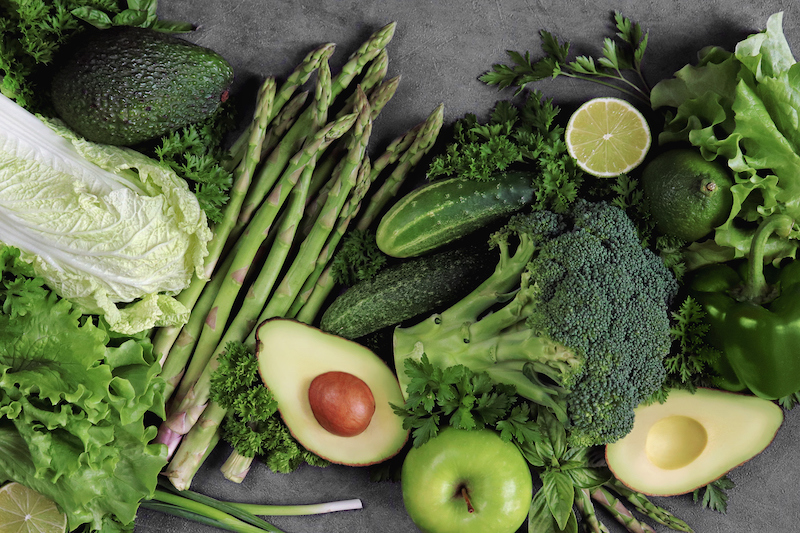 Zusammenstellung von grünem Obst und Gemüse